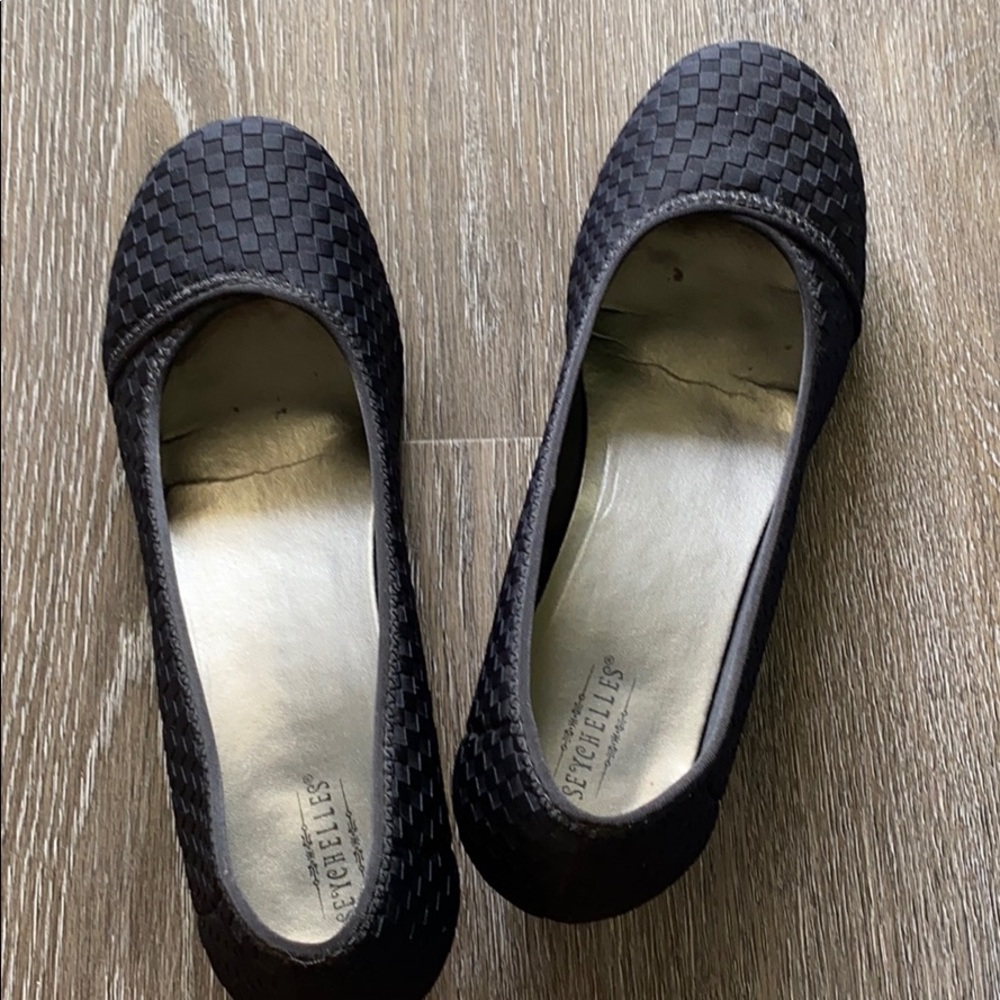 Low wedge shoes